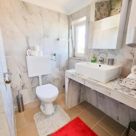 Eleonora Apartment *